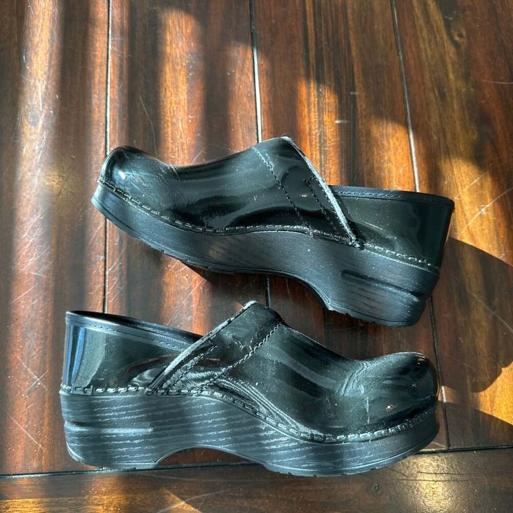 Dansko Black Patent Professional Clogs Size 6.5-7 Women’s